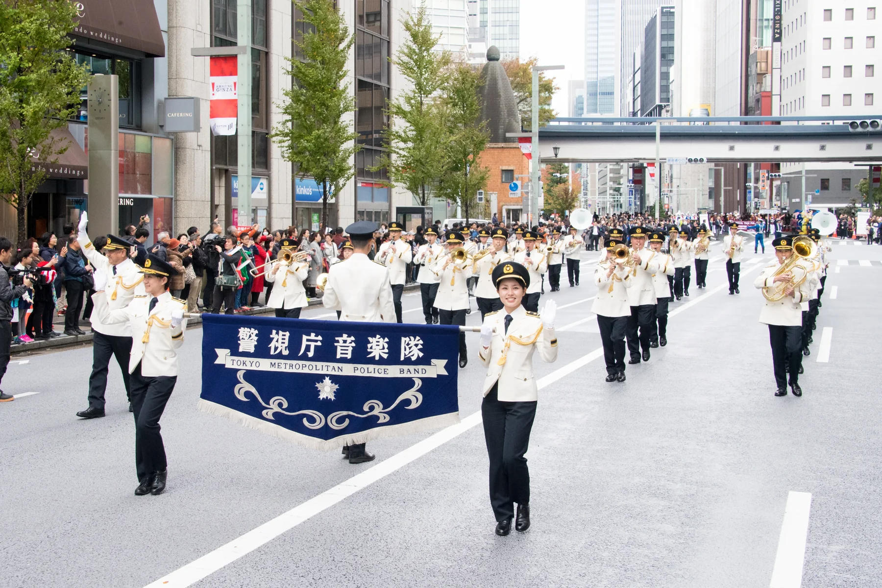 銀座中央通りを行進する警視庁音楽隊