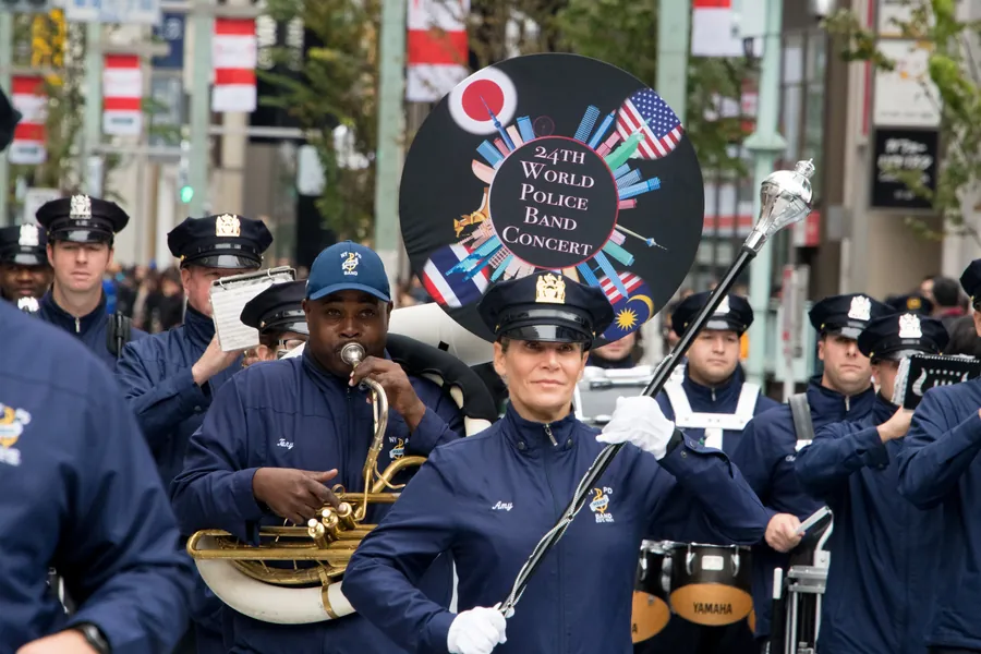 World Police Band Concertのドラムを先頭に行進する海外の警察音楽隊（過去の様子）