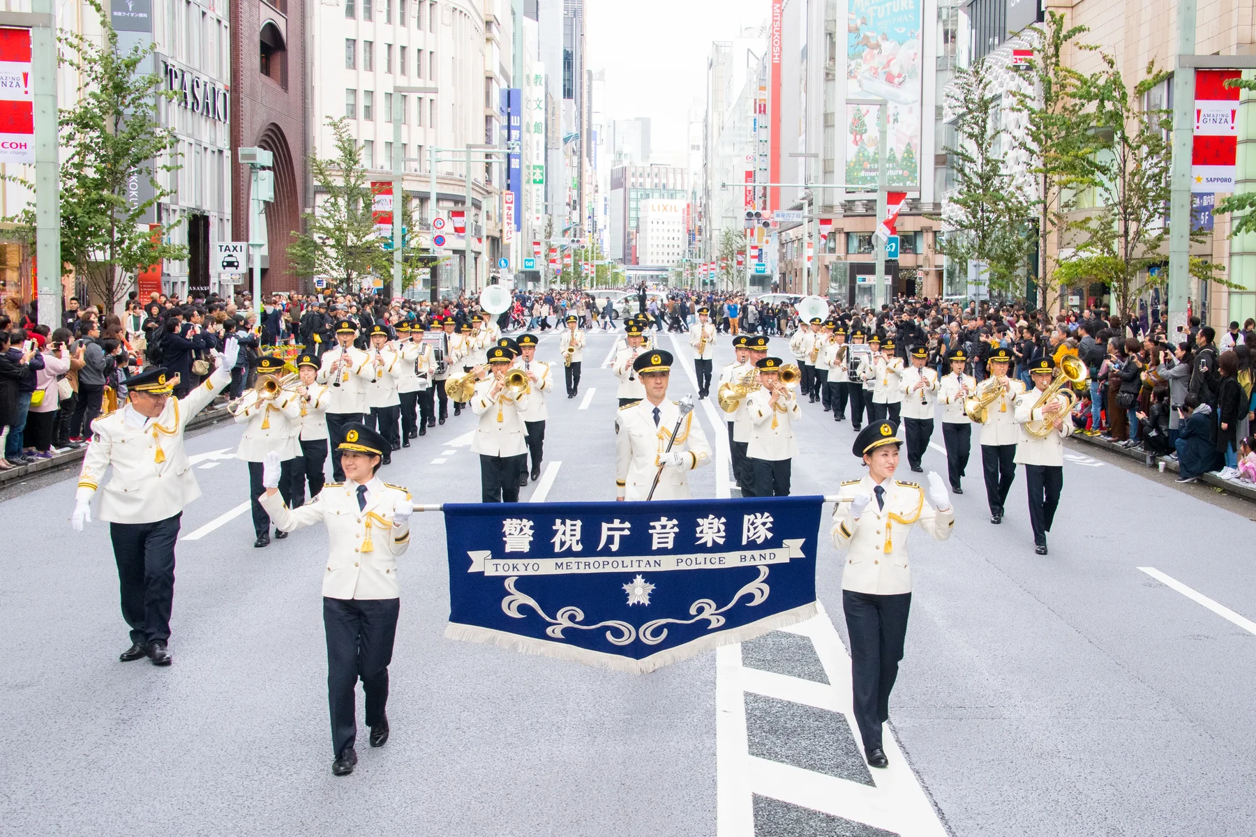銀座中央通りを行進する警視庁音楽隊（過去の様子）