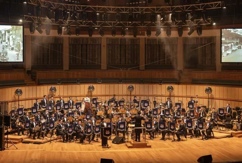 ホールに整列したシンガポール警察音楽隊
