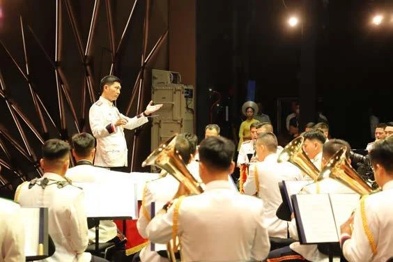 ベトナムの音楽隊の指揮者と演奏者